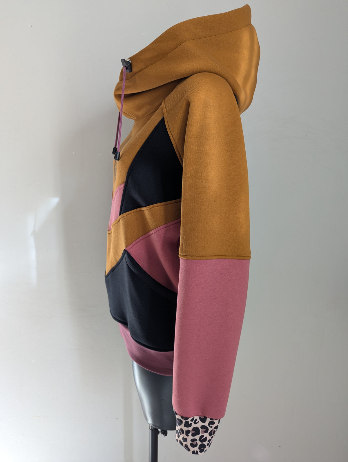 A26 🧡🩷🖤🍁👽🍁🖤🧡 Sweat TM